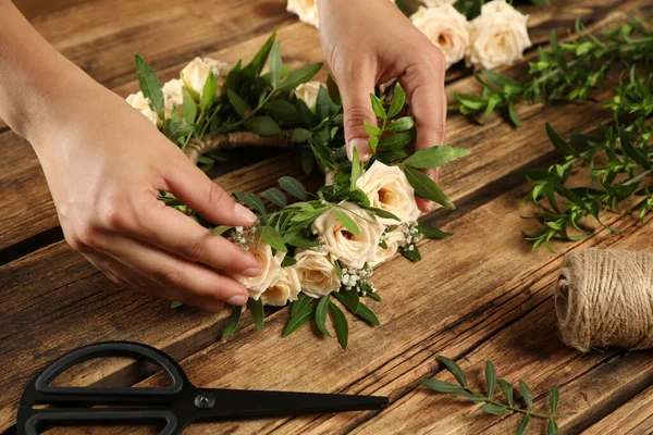 Mujer Haciendo Guirnalda Hermosas Flores Mesa Madera Primer Plano —  Fotos de Stock