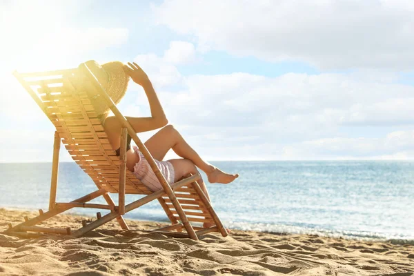 Žena Odpočívající Lehátku Písečné Pláži Letní Dovolená — Stock fotografie