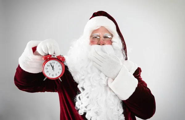 Santa Claus Sostiene Despertador Sobre Fondo Gris Claro Cuenta Atrás — Foto de Stock