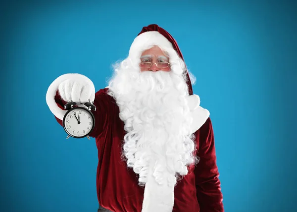 Santa Claus Sosteniendo Despertador Sobre Fondo Azul Cuenta Atrás Navidad — Foto de Stock