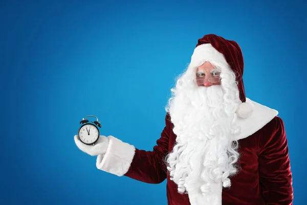 Santa Claus Sosteniendo Despertador Sobre Fondo Azul Espacio Para Texto — Foto de Stock