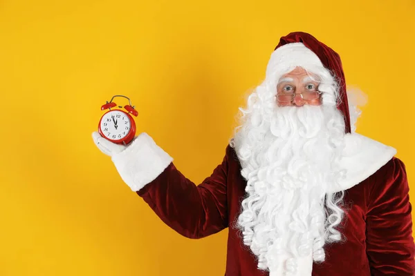 Papai Noel Segurando Despertador Fundo Amarelo Contagem Regressiva Natal — Fotografia de Stock