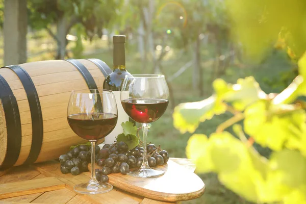 Composición Con Vino Uvas Maduras Sobre Mesa Madera Viñedo — Foto de Stock