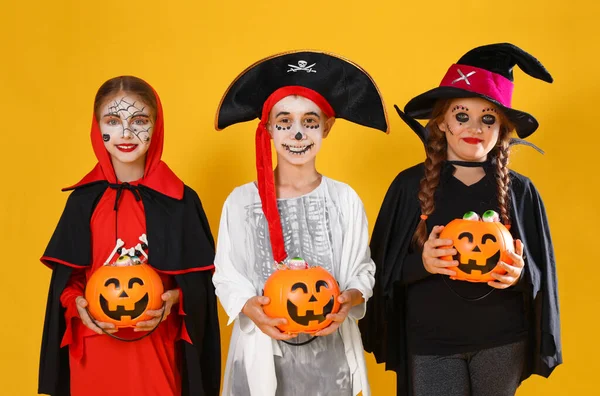 Niedliche Kleine Kinder Mit Kürbiseimern Tragen Halloween Kostüme Auf Gelbem — Stockfoto