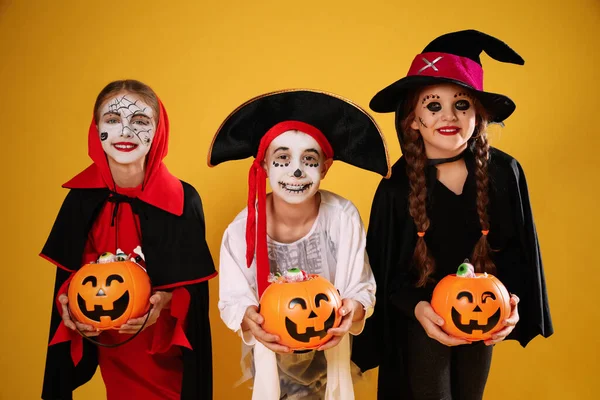 Carino Bambini Piccoli Con Zucca Caramelle Secchi Indossando Costumi Halloween — Foto Stock