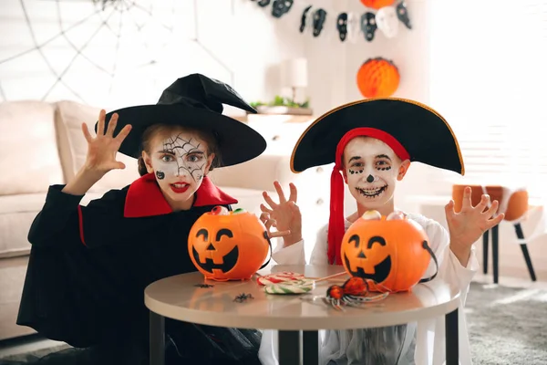 Schattige Kleine Kinderen Met Pompoen Snoep Emmers Dragen Halloween Kostuums — Stockfoto