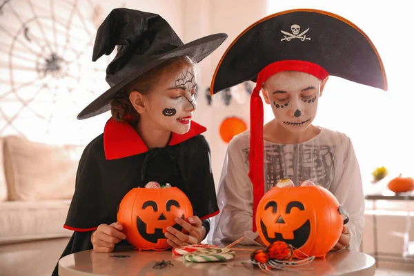 Schattige Kleine Kinderen Met Pompoen Snoep Emmers Dragen Halloween Kostuums — Stockfoto