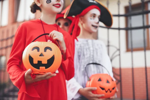 Lindos Niños Pequeños Con Cubos Caramelo Calabaza Con Disfraces Halloween —  Fotos de Stock