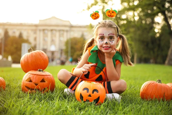 Schattig Klein Meisje Met Pompoen Snoep Emmer Dragen Halloween Kostuum — Stockfoto