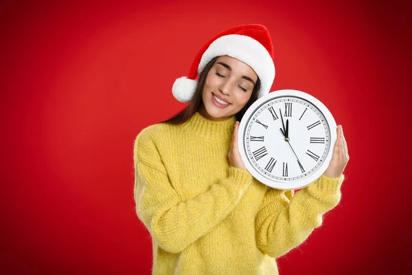 Femme Chapeau Père Noël Avec Horloge Sur Fond Rouge Compte — Photo