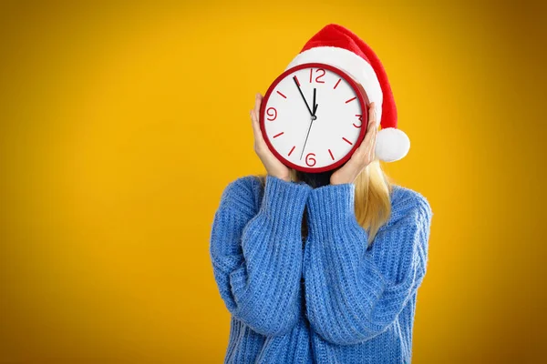 Mulher Chapéu Santa Com Relógio Fundo Amarelo Espaço Para Texto — Fotografia de Stock