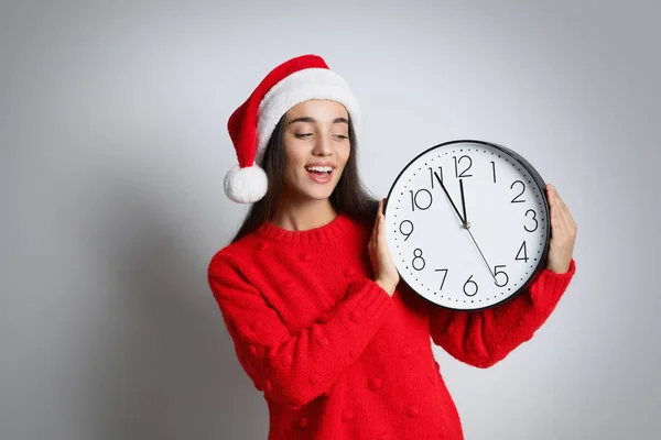 Femme Chapeau Père Noël Avec Horloge Sur Fond Blanc Compte — Photo