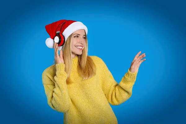 Femme Heureuse Avec Écouteurs Sur Fond Bleu Musique Noël — Photo