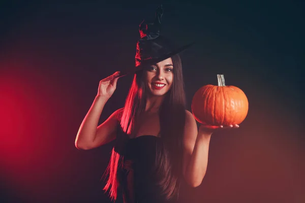 Mujer Joven Con Traje Bruja Con Calabaza Sobre Fondo Oscuro —  Fotos de Stock