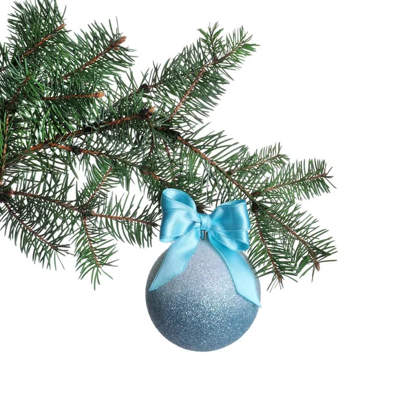 Boule Noël Brillante Bleu Clair Sur Branche Sapin Sur Fond — Photo