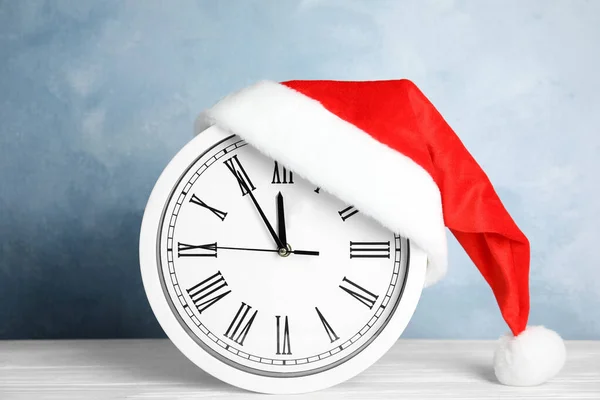 Годинник Санта Катом Показує Ять Хвилин Півночі Кольоровому Тлі Відлік — стокове фото