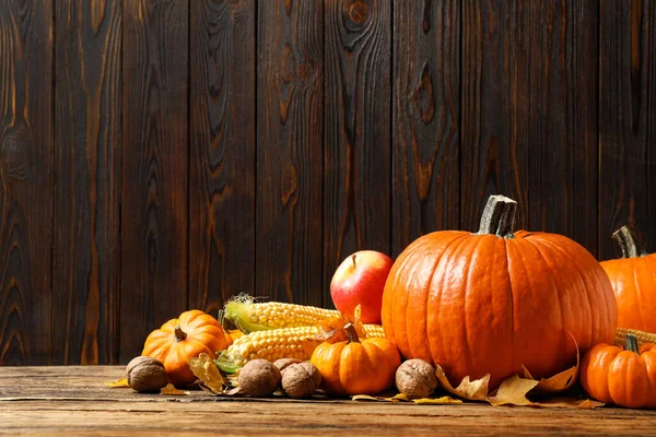 配以蔬菜 坚果和秋天的叶子 放在木制桌子上 文字空间 感恩节 — 图库照片