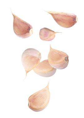Beyaz arka planda bir sürü sarımsak karanfili düşüyor