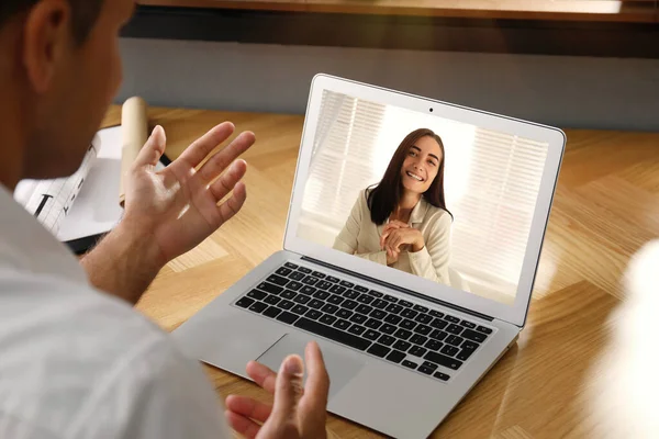 Munkatársak Online Dolgoznak Férfi Használ Video Chat Laptop Közelkép — Stock Fotó