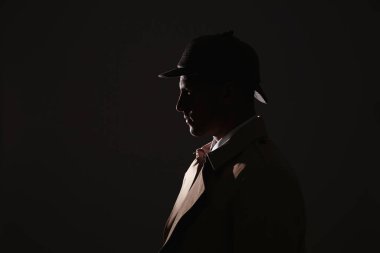 Siyah arka planda şapkalı eski moda dedektif. Metin için boşluk