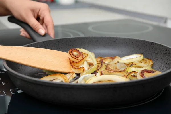 Woman Cooking Onion Rings Frying Pan Stove Closeup — Stock Photo, Image