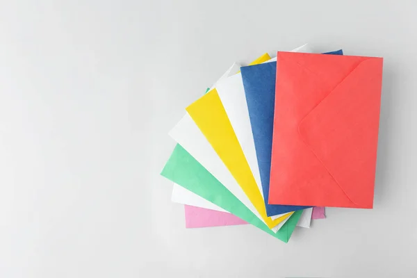 Açık Arkaplanda Renkli Zarflar Üst Manzara Metin Için Boşluk — Stok fotoğraf
