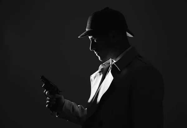 Altmodischer Detektiv Mit Revolver Auf Dunklem Hintergrund Schwarz Weiß Effekt — Stockfoto