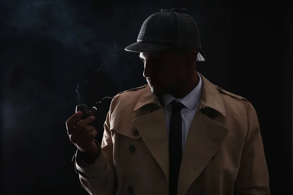 Vecchio Stile Detective Fumare Pipa Sfondo Scuro — Foto Stock