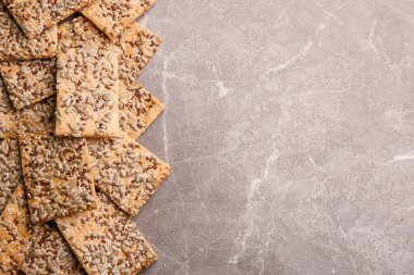 Gri masada bir sürü leziz kraker var. Metin için boşluk