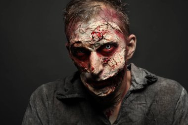 Karanlık arka planda korkunç bir zombi. Cadılar Bayramı canavarı