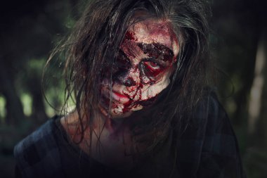 Yüzü kanlı korkunç zombi, yakın plan. Cadılar Bayramı canavarı