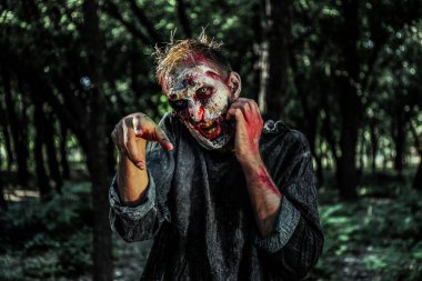 Dışarısı kanlı korkunç bir zombi. Cadılar Bayramı canavarı