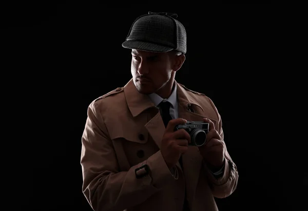 Detective Vecchio Stile Con Fotocamera Sfondo Scuro — Foto Stock