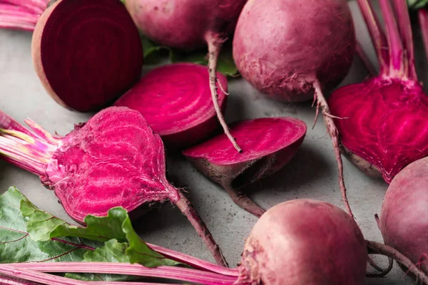 Barbabietole Gregge Intere Tagliate Tavola Grigio Chiaro — Foto Stock