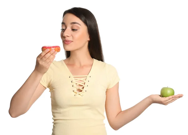 Concepto Elección Mujer Comiendo Donut Sosteniendo Manzana Sobre Fondo Blanco — Foto de Stock