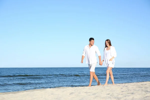 Hermosa Pareja Caminando Por Playa Espacio Para Texto — Foto de Stock