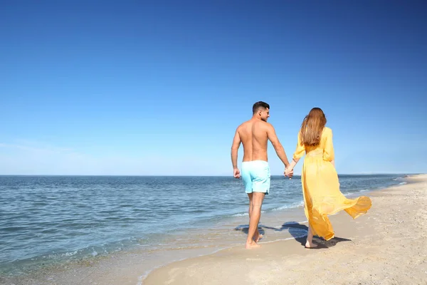 Mulher Biquíni Seu Namorado Praia Espaço Para Texto Casal Encantador — Fotografia de Stock