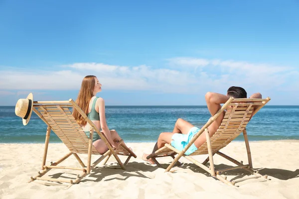 Frau Bikini Und Ihr Freund Auf Liegestühlen Strand Schönes Paar — Stockfoto