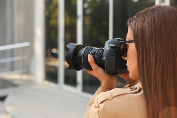 街の路上でカメラのスパイと私立探偵 — ストック写真