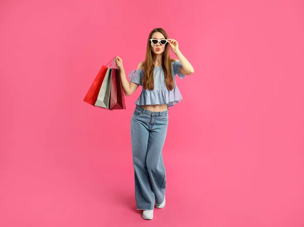 Hermosa Mujer Joven Con Bolsas Compras Papel Sobre Fondo Rosa — Foto de Stock