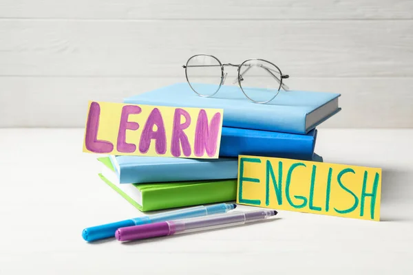 Frase Imparare Inglese Libri Bicchieri Pennarelli Tavolo Legno Bianco — Foto Stock