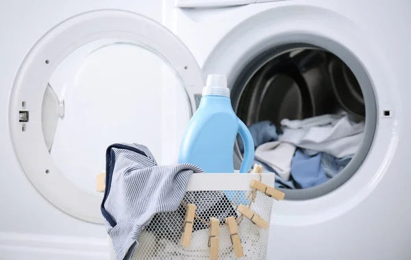 Çamaşır Makinesinin Yanındaki Sepette Bir Şişe Deterjan Çocuk Giysileri Var — Stok fotoğraf