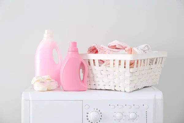 Flaskor Med Tvättmedel Och Barnkläder Tvättmaskinen — Stockfoto