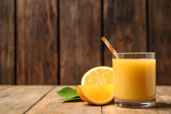 Glas Sinaasappelsap Vers Fruit Houten Tafel Ruimte Voor Tekst — Stockfoto