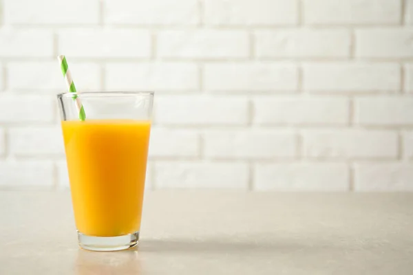 Een Glas Sinaasappelsap Een Lichte Tafel Ruimte Voor Tekst — Stockfoto