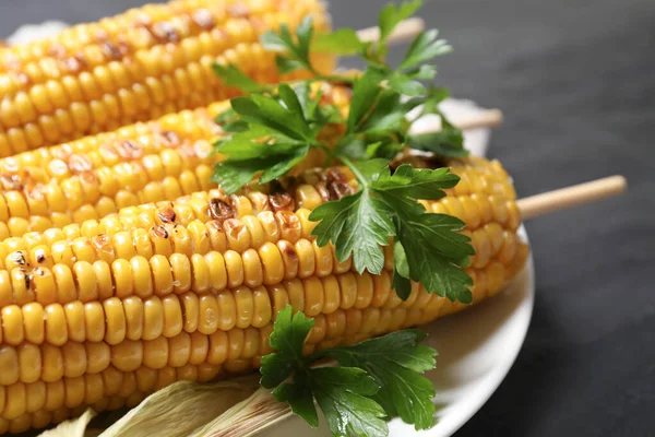 테이블에 맛있는 옥수수 클로즈업 — 스톡 사진