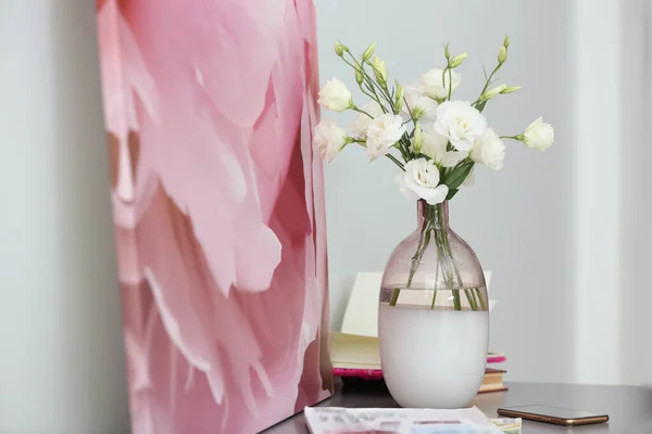 灰色のテーブルの上に新鮮な花とスタイリッシュな花瓶の構成室内 — ストック写真