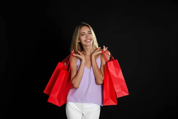 Glückliche Junge Frau Mit Einkaufstaschen Auf Dunklem Hintergrund Black Friday — Stockfoto