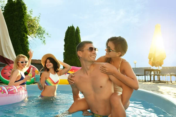 Grupo Pessoas Felizes Desfrutando Festa Piscina Divertida — Fotografia de Stock