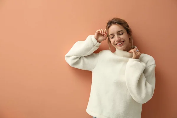 Hermosa Mujer Joven Con Suéter Punto Sobre Fondo Marrón Claro —  Fotos de Stock